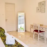 Fantastic 3 Bed Villa, Walk To Beach, Sunny Pool