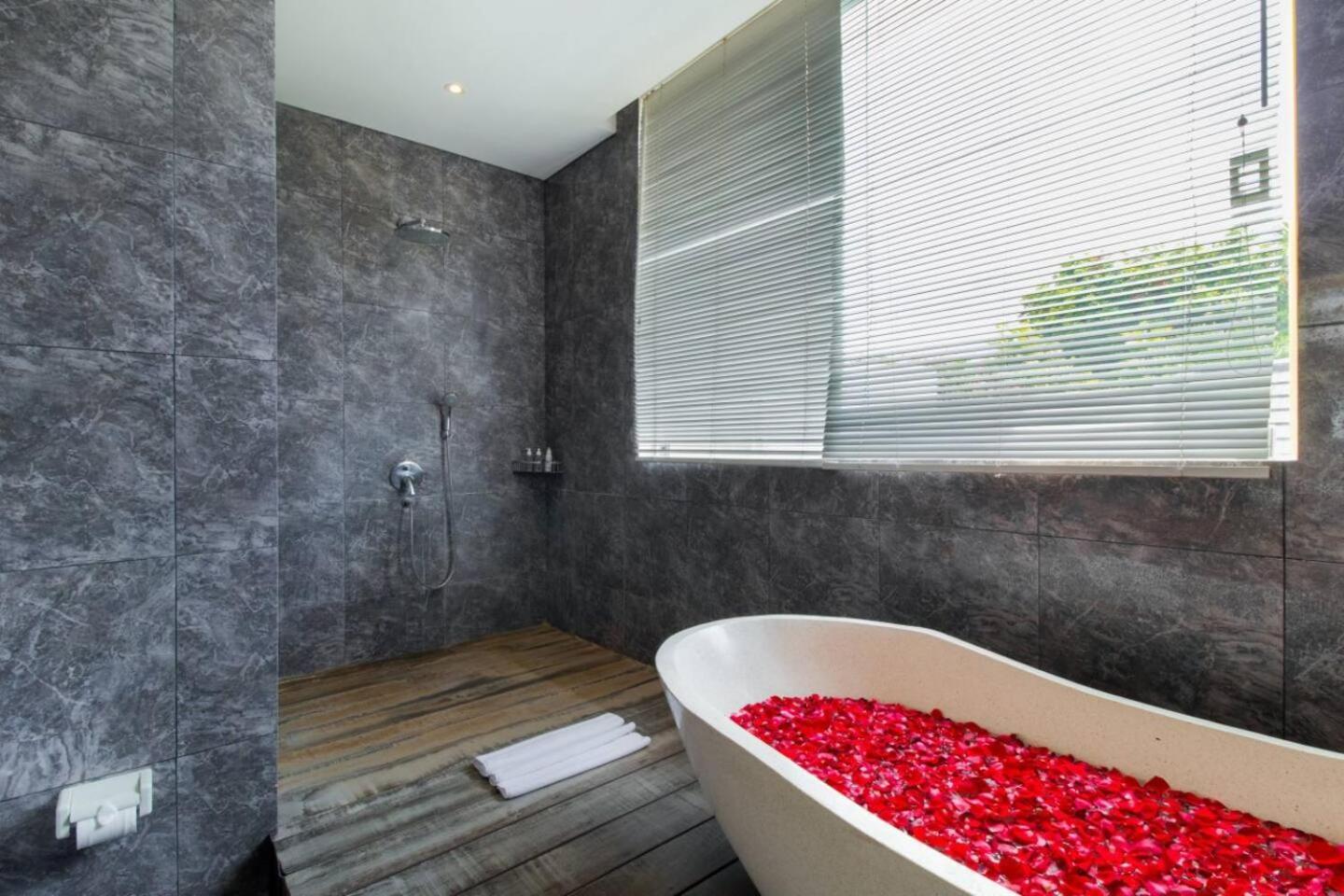 Fantastic 3 Bed Villa, Walk To Beach, Sunny Pool Villa Seminyak (Bali)