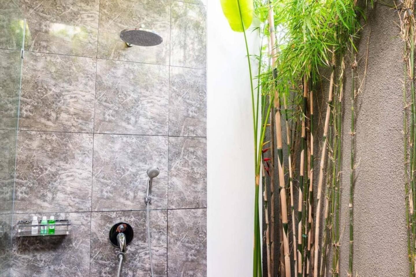 Fantastic 3 Bed Villa, Walk To Beach, Sunny Pool Villa Seminyak (Bali)